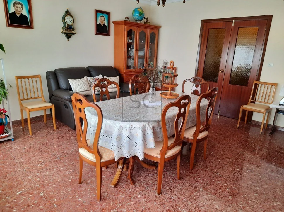 Casa con gran finca para entrar a vivir en el castro, narón