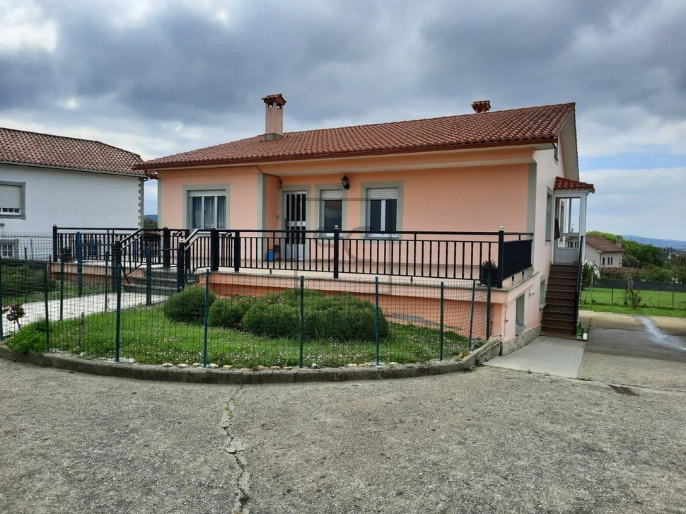 Casa con gran finca para entrar a vivir en el castro, narón