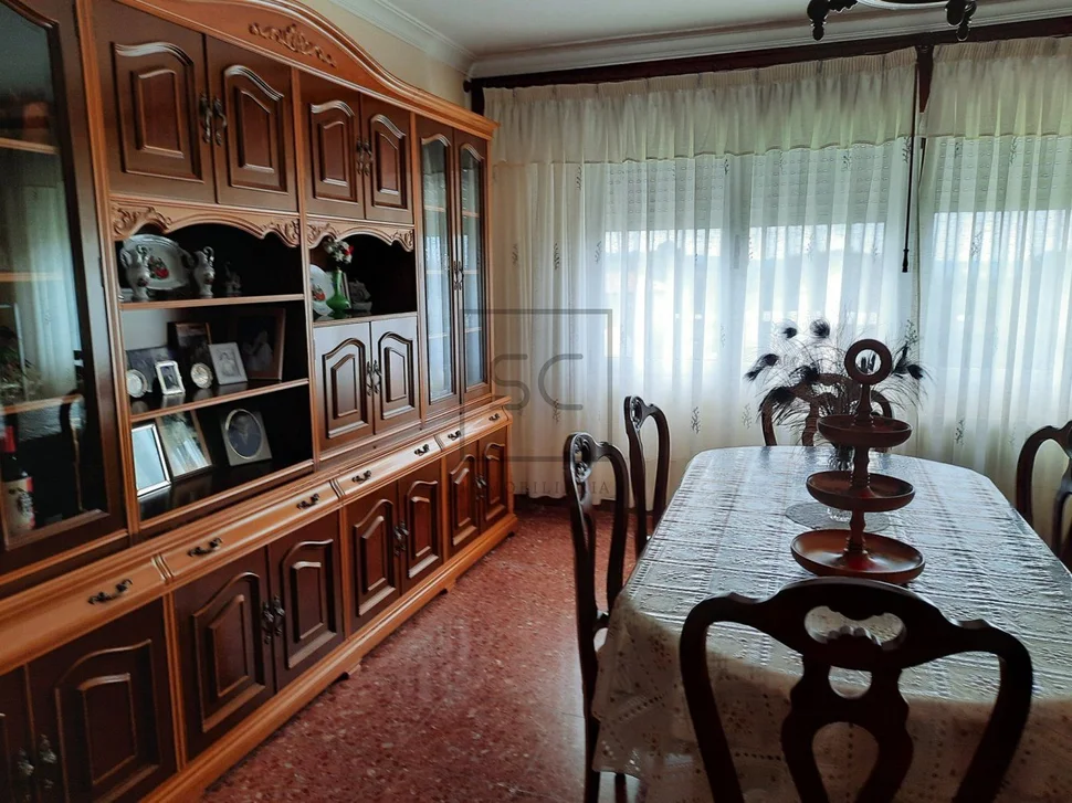 Casa con gran finca para entrar a vivir en el castro, narón