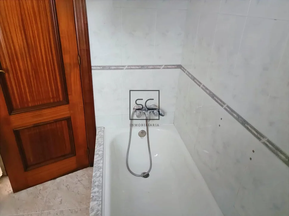 Piso centrico y soleado en naron con terreno y bodega