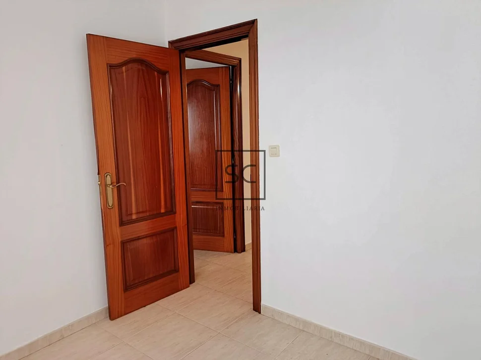 Piso centrico y soleado en naron con terreno y bodega