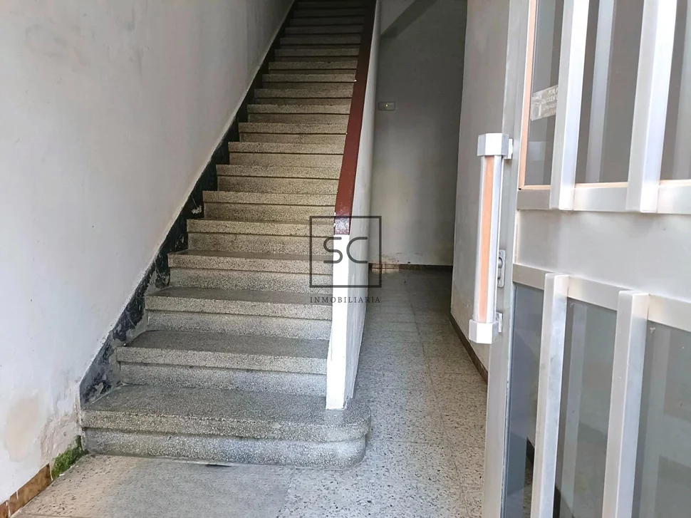 Piso centrico y soleado en naron con terreno y bodega