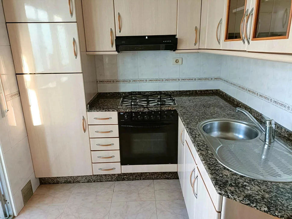 Piso centrico y soleado en naron con terreno y bodega