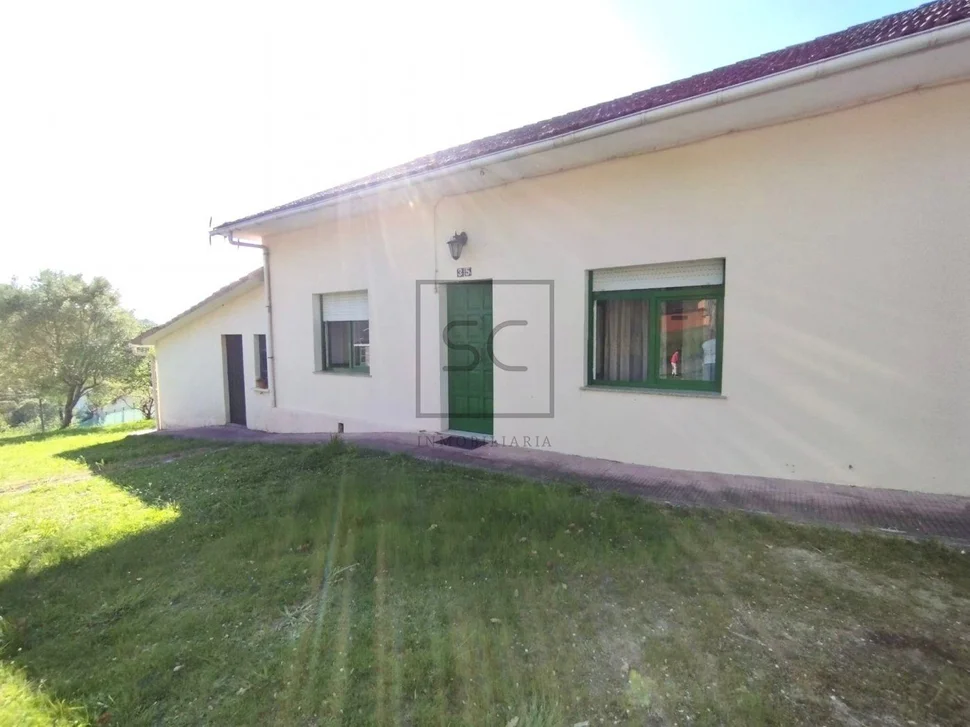 Casa de campo con terreno urbanizable y bodegas en fene