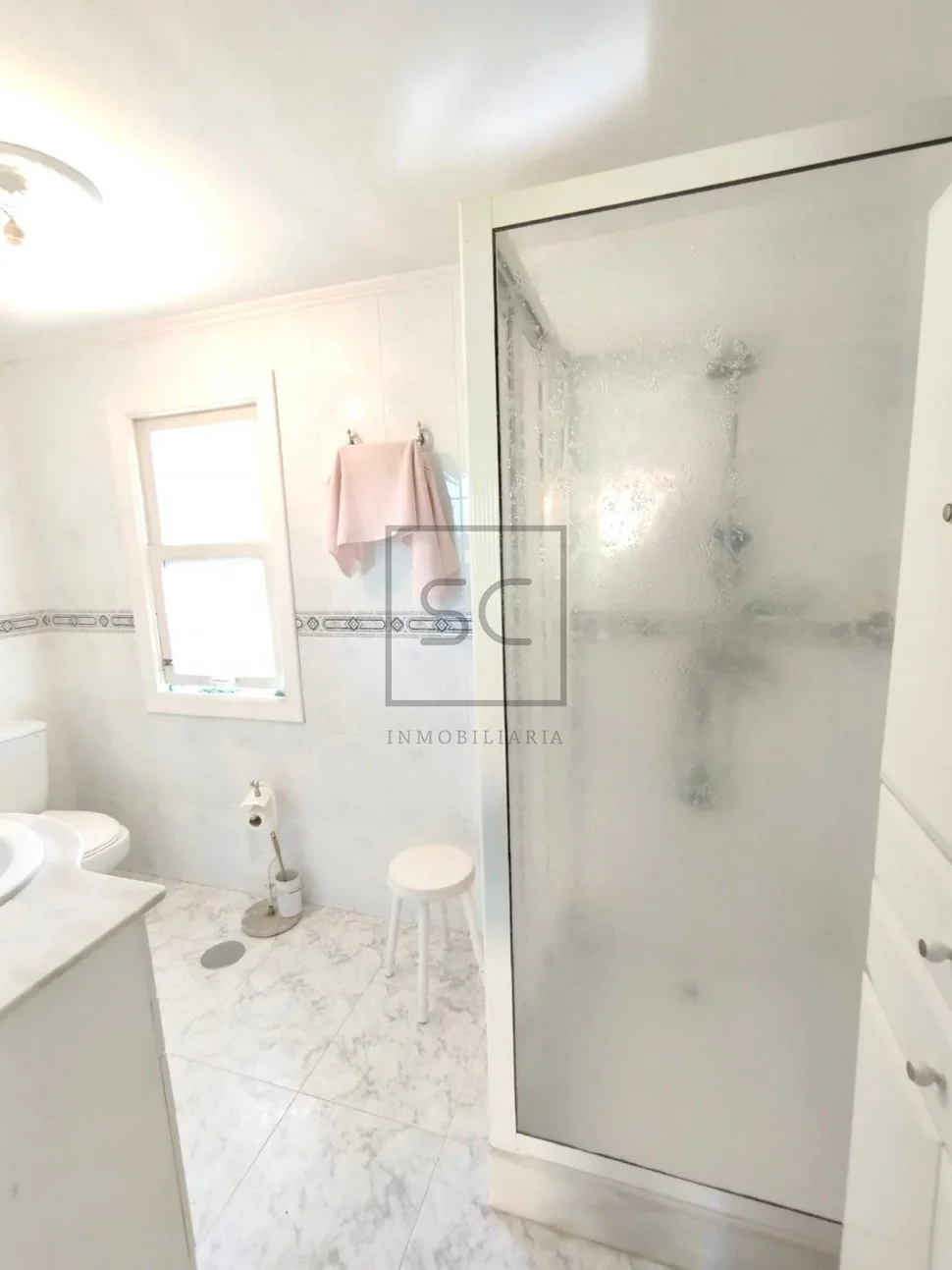 Casa de campo con terreno urbanizable y bodegas en fene