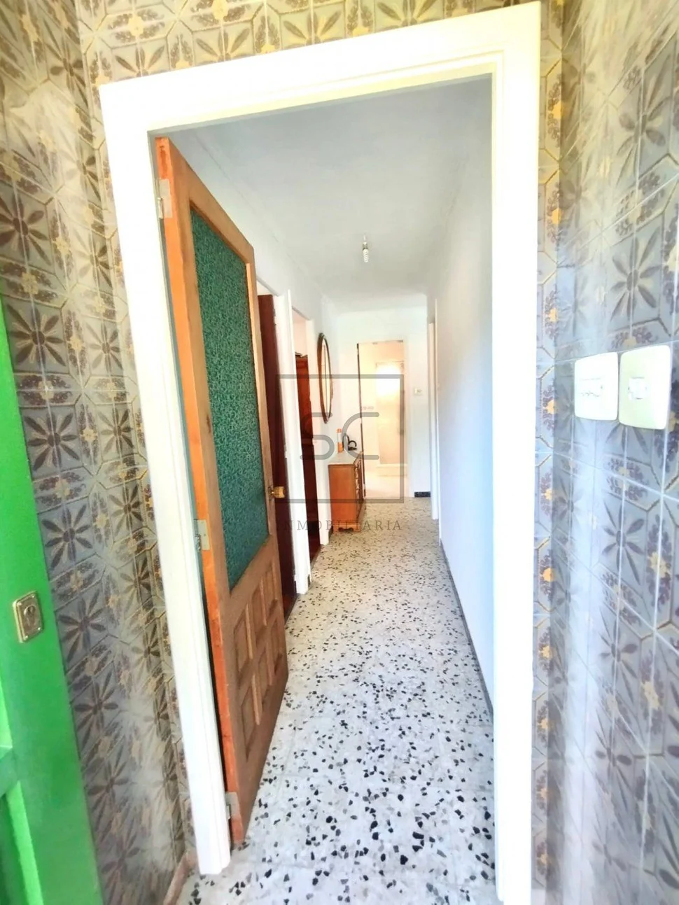 Casa de campo con terreno urbanizable y bodegas en fene