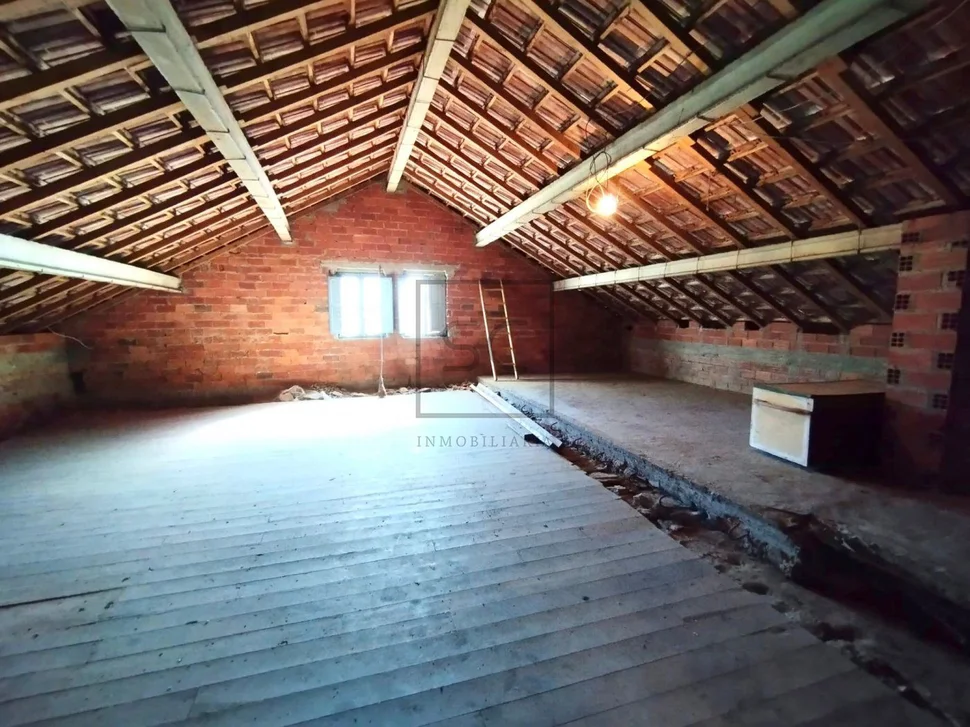 Casa de campo con terreno urbanizable y bodegas en fene