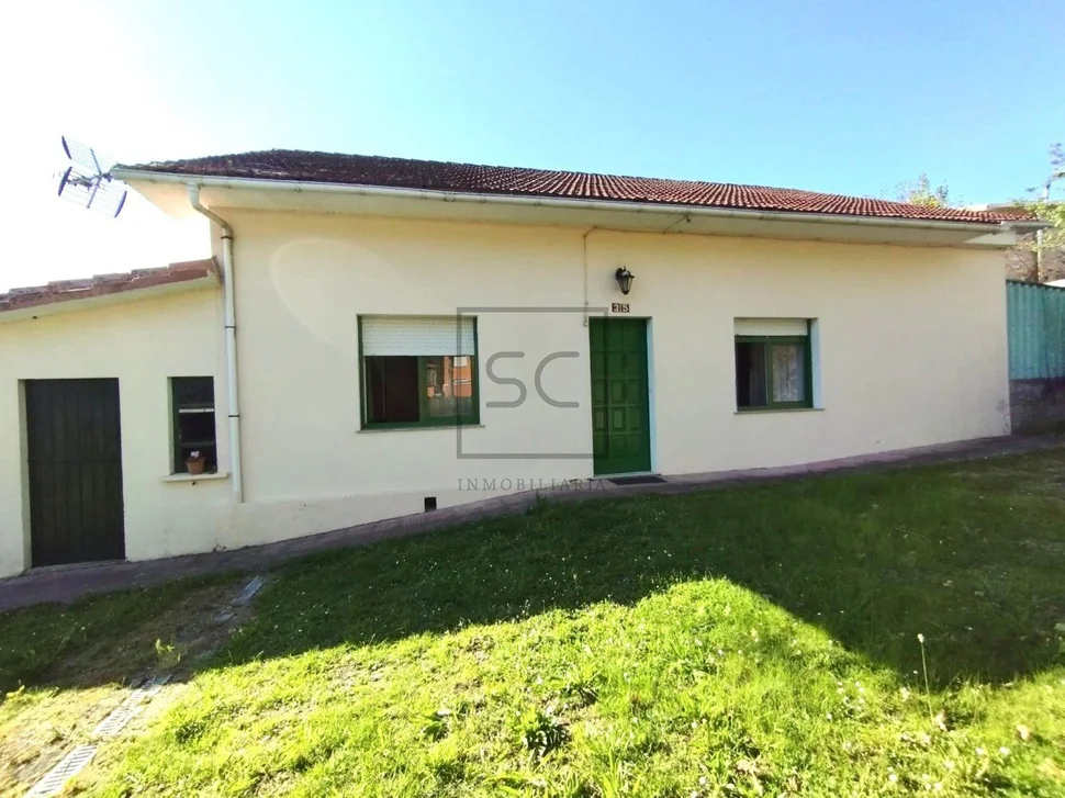 Casa de campo con terreno urbanizable y bodegas en fene