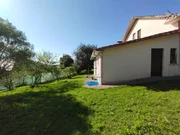 Casa de campo con terreno urbanizable y bodegas en fene