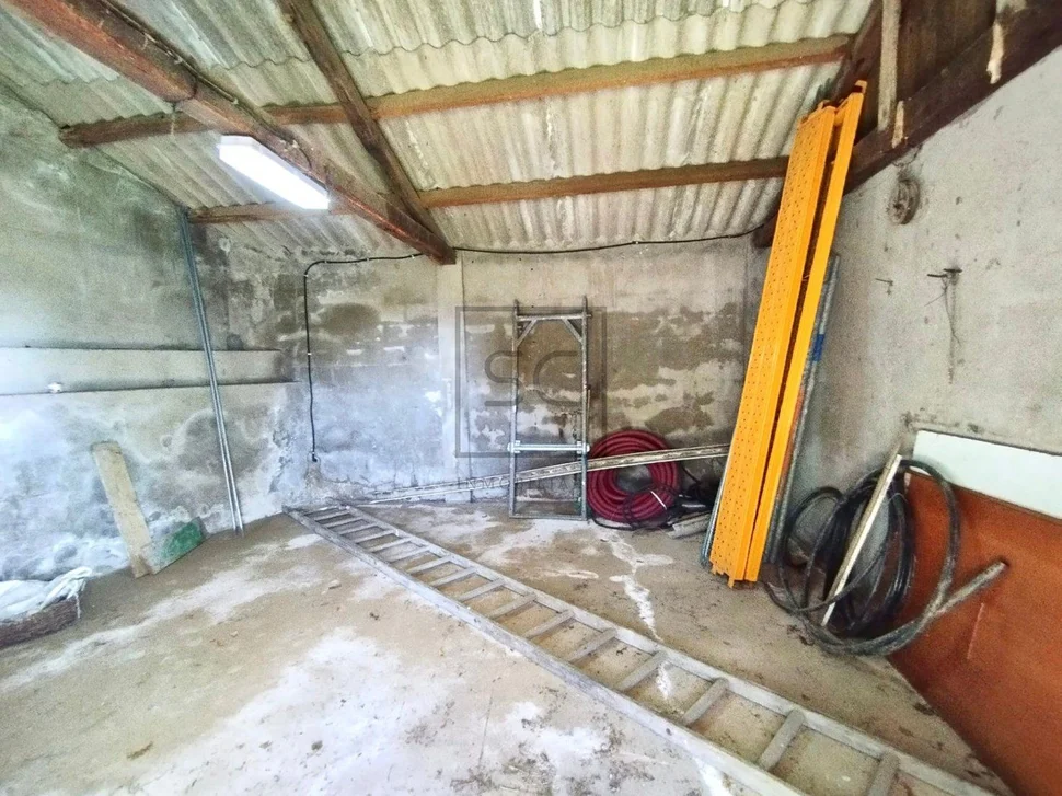 Casa de campo con terreno urbanizable y bodegas en fene