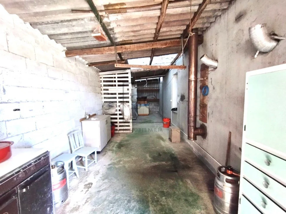 Casa de campo con terreno urbanizable y bodegas en fene