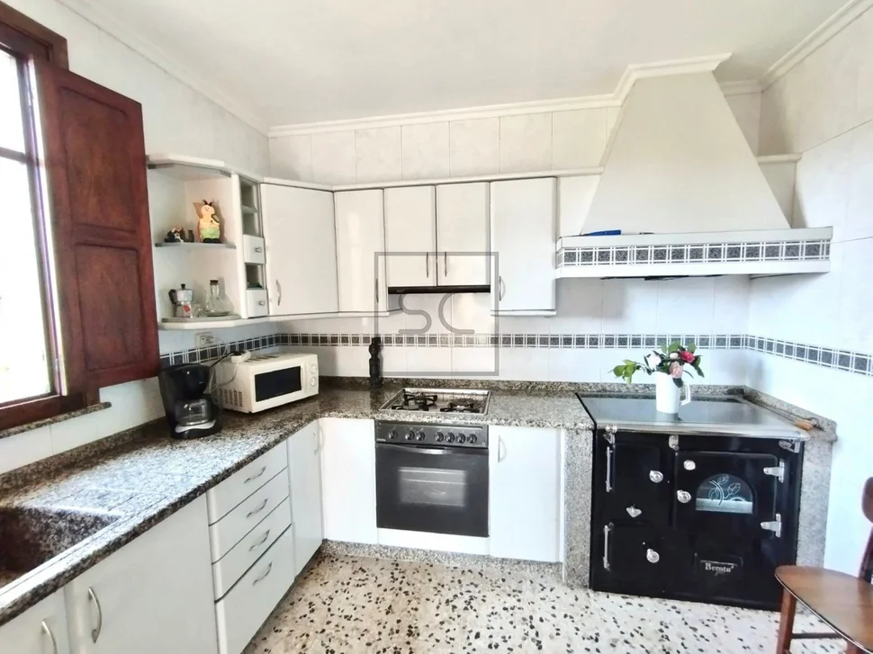 Casa de campo con terreno urbanizable y bodegas en fene