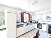 Casa de campo con terreno urbanizable y bodegas en fene