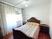 Casa de campo con terreno urbanizable y bodegas en fene