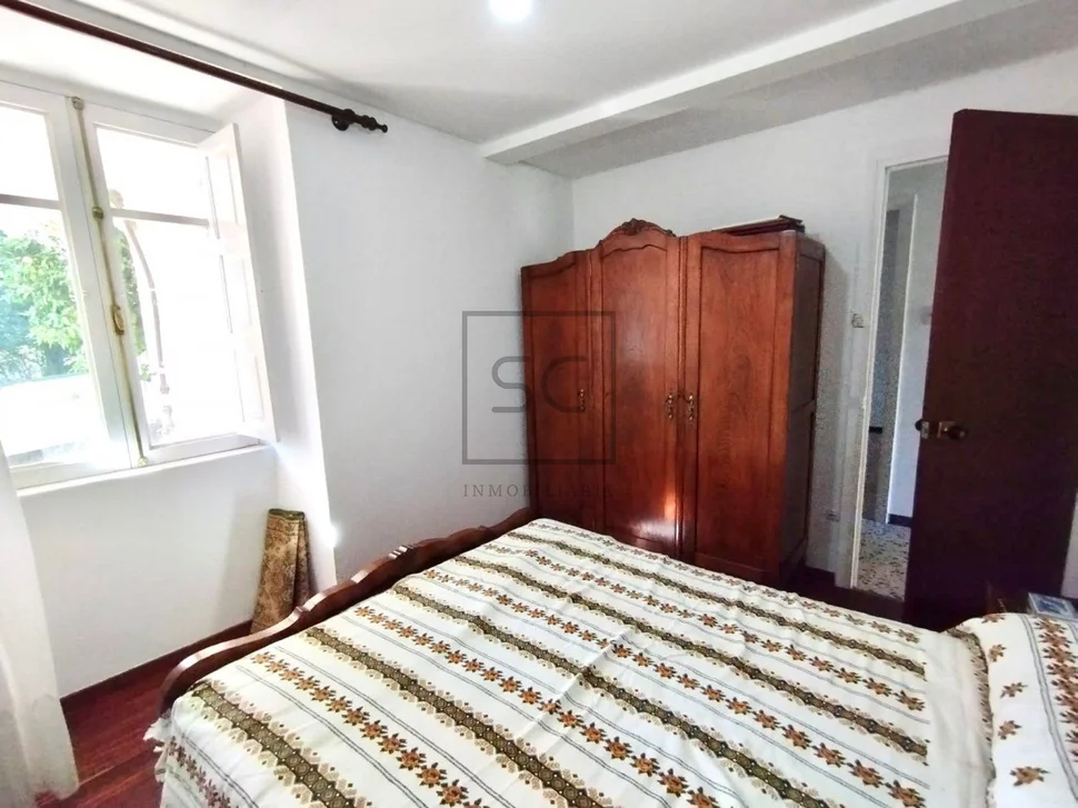 Casa de campo con terreno urbanizable y bodegas en fene