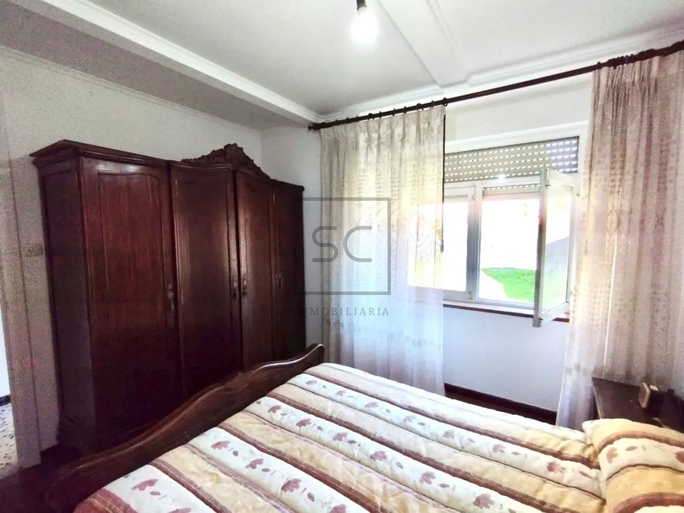 Casa de campo con terreno urbanizable y bodegas en fene