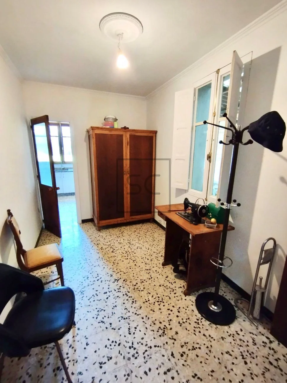 Casa de campo con terreno urbanizable y bodegas en fene