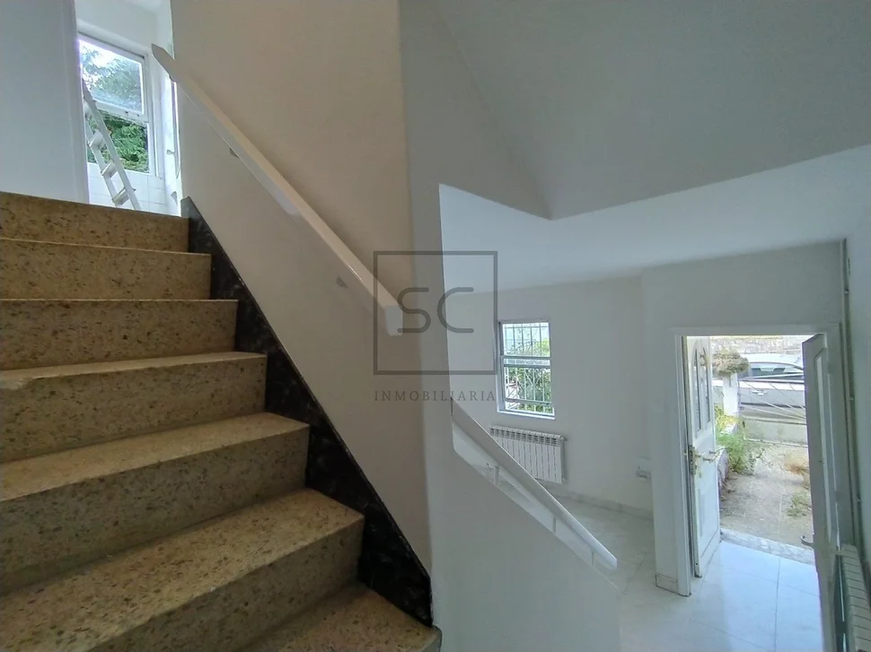 Casa adosada con patio y terreno en serantes, ferrol