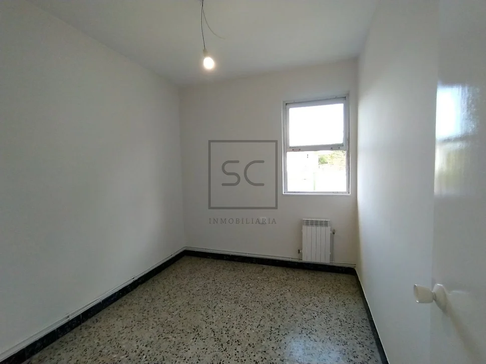 Casa adosada con patio y terreno en serantes, ferrol