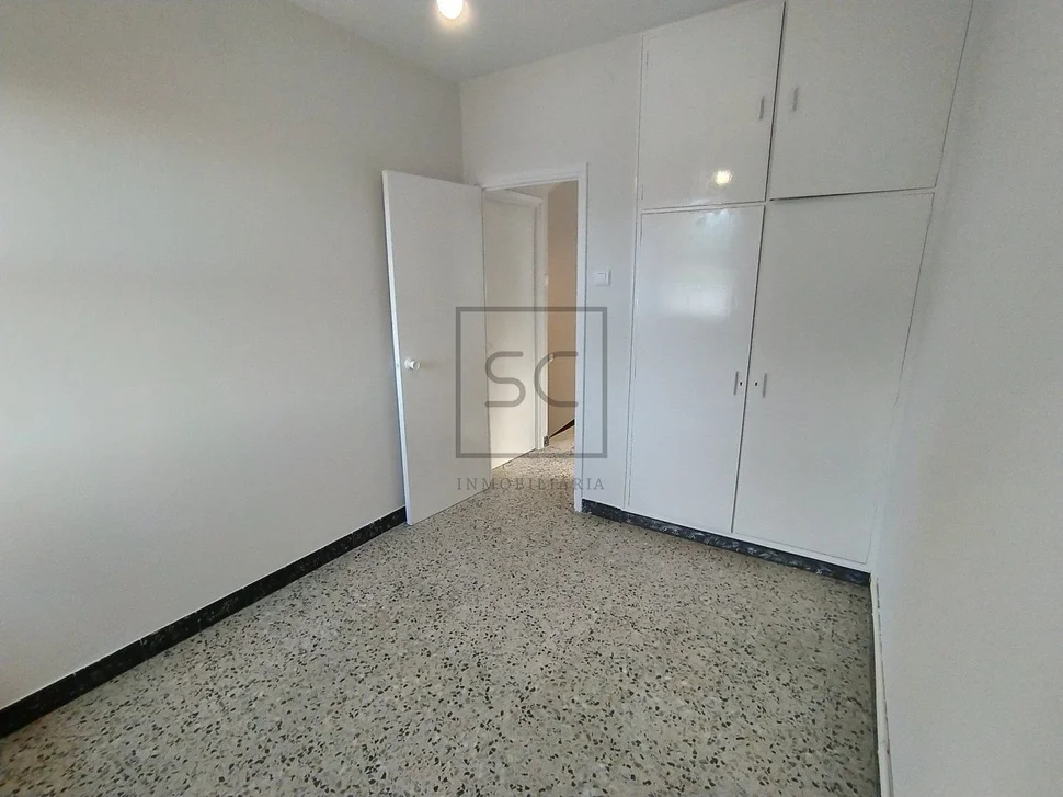 Casa adosada con patio y terreno en serantes, ferrol