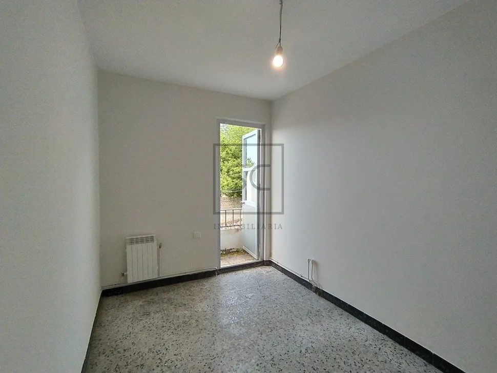 Casa adosada con patio y terreno en serantes, ferrol