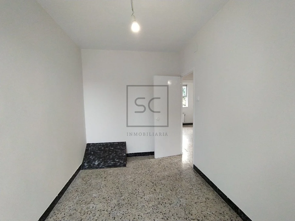 Casa adosada con patio y terreno en serantes, ferrol