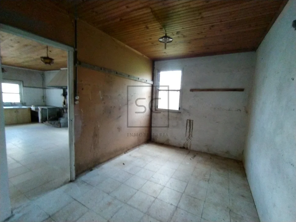 Casa adosada con patio y terreno en serantes, ferrol