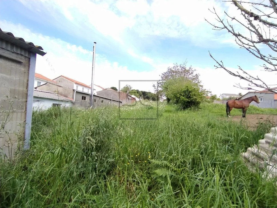 Casa adosada con patio y terreno en serantes, ferrol