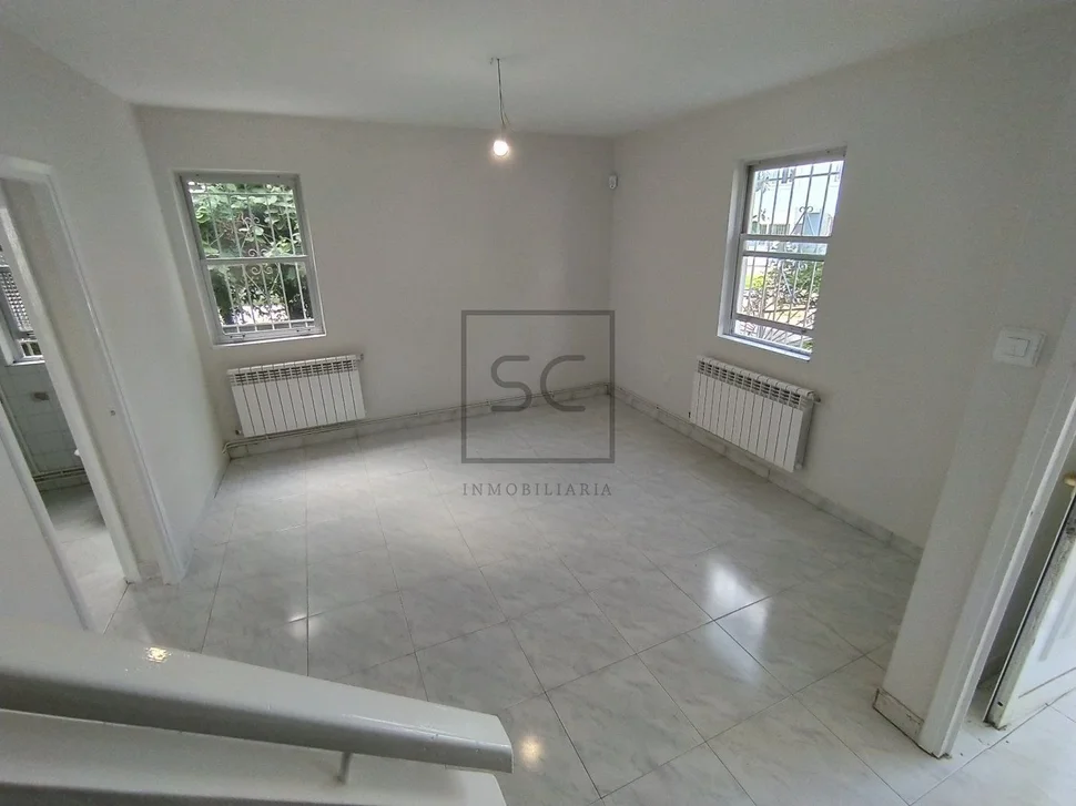 Casa adosada con patio y terreno en serantes, ferrol