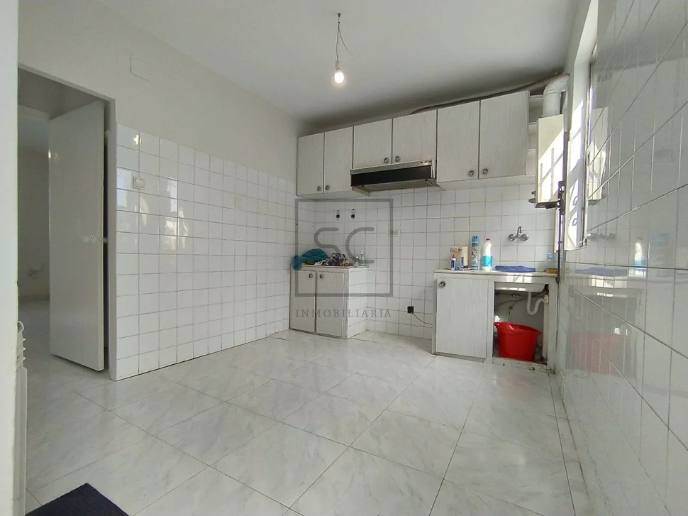 Casa adosada con patio y terreno en serantes, ferrol