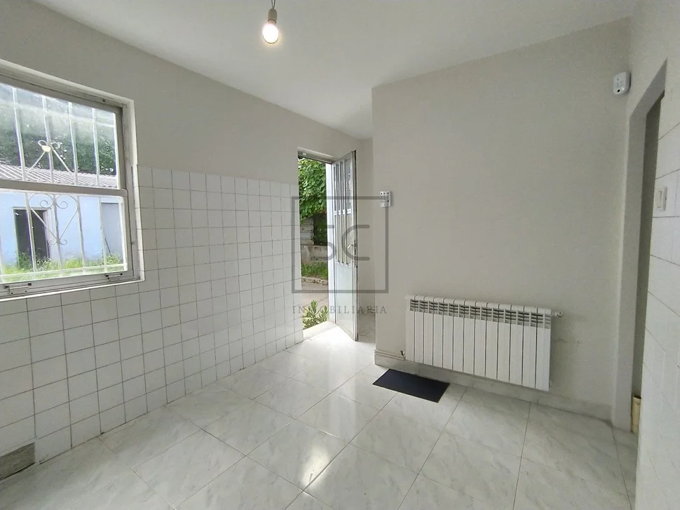 Casa adosada con patio y terreno en serantes, ferrol