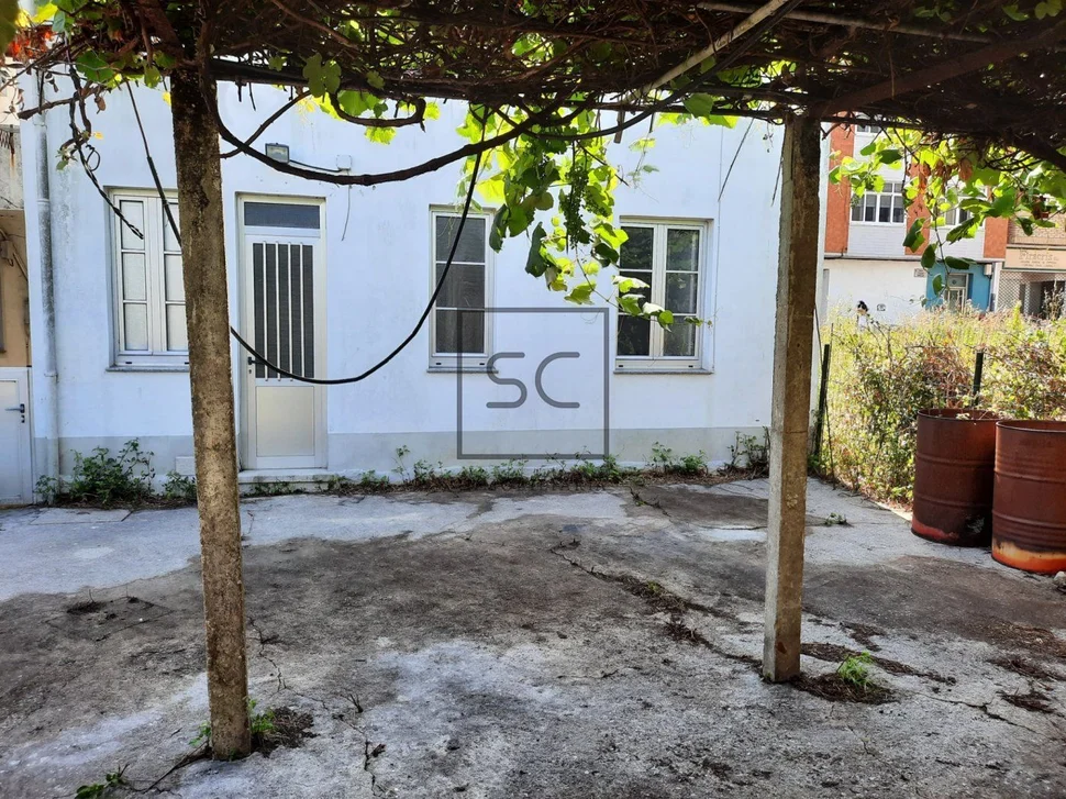 Casa con patio para reforma en a gándara, narón