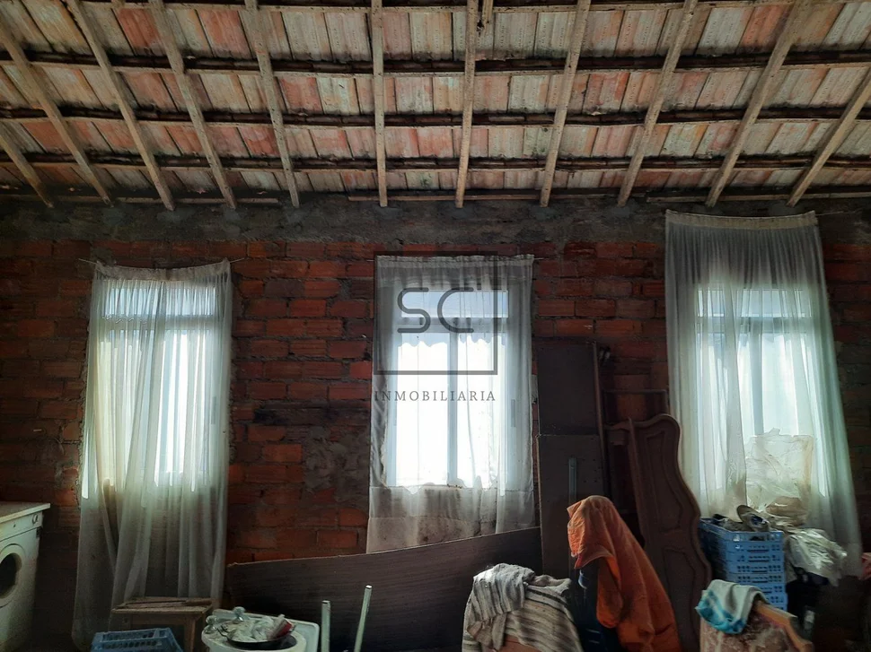 Casa con patio para reforma en a gándara, narón