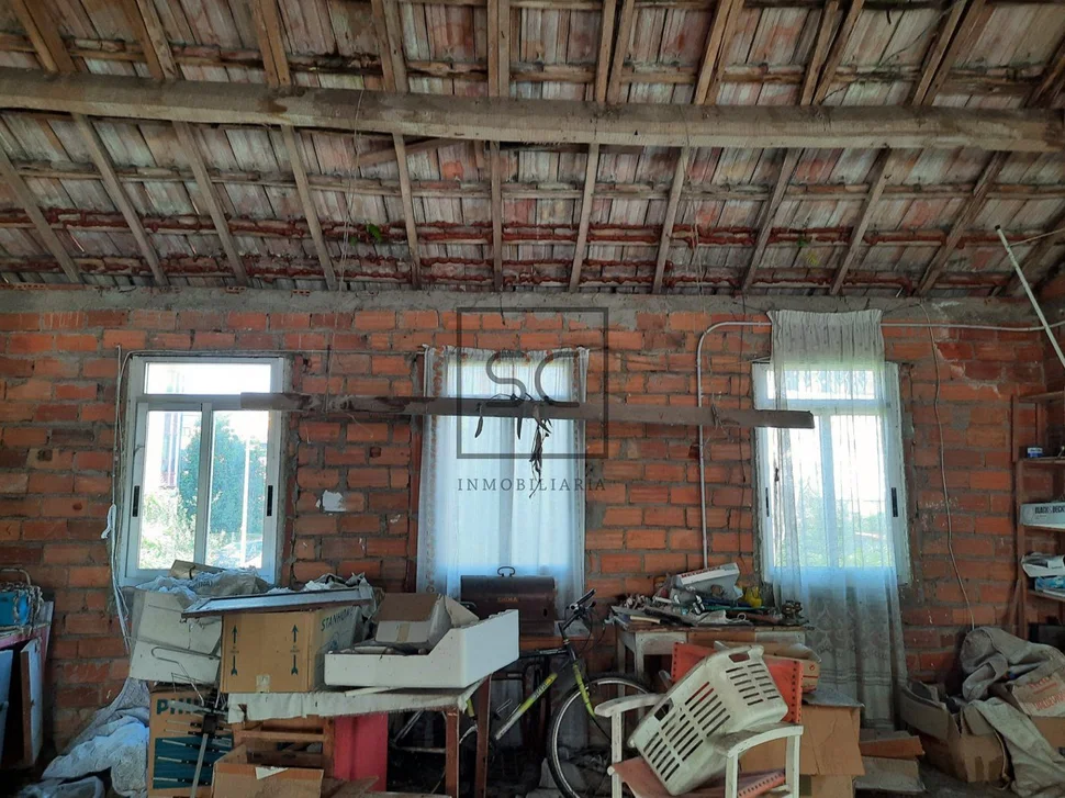 Casa con patio para reforma en a gándara, narón