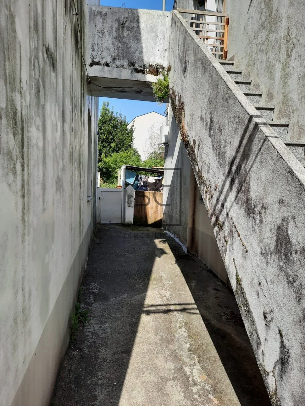 Casa con patio para reforma en a gándara, narón