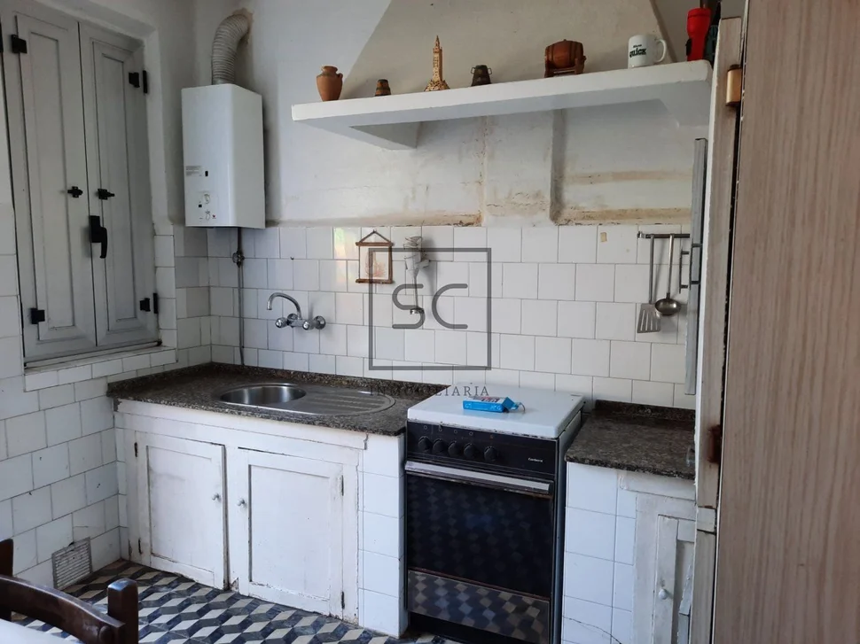 Casa con patio para reforma en a gándara, narón