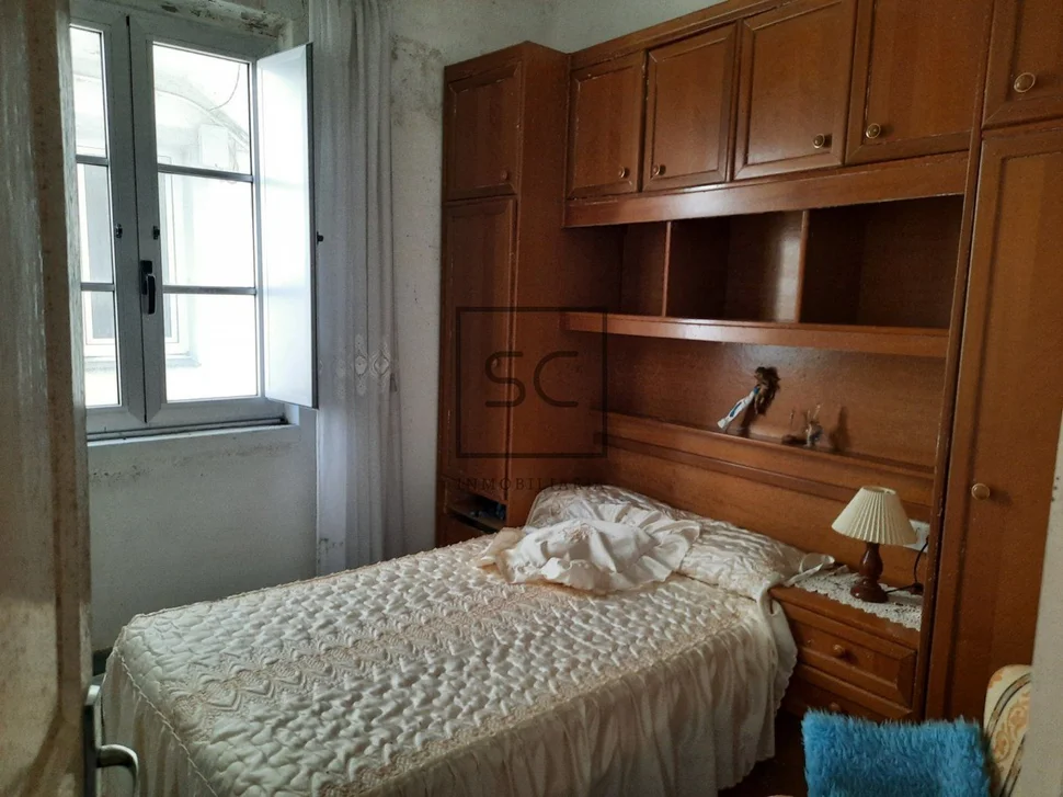 Casa con patio para reforma en a gándara, narón