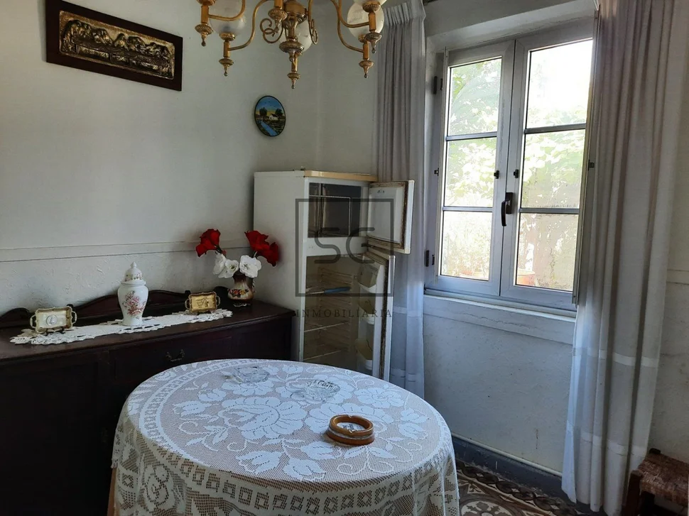 Casa con patio para reforma en a gándara, narón