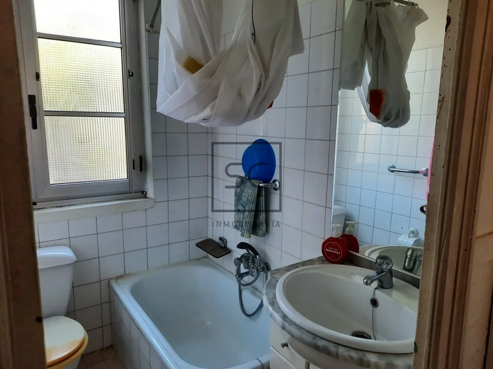 Casa con patio para reforma en a gándara, narón