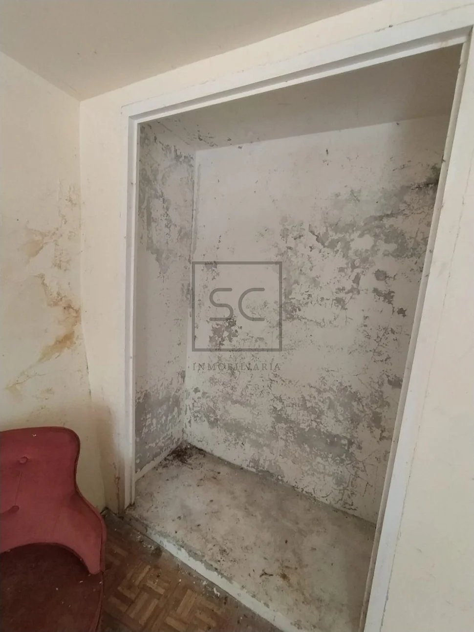 Casa con terreno cerrado en doble altura en neda, neda