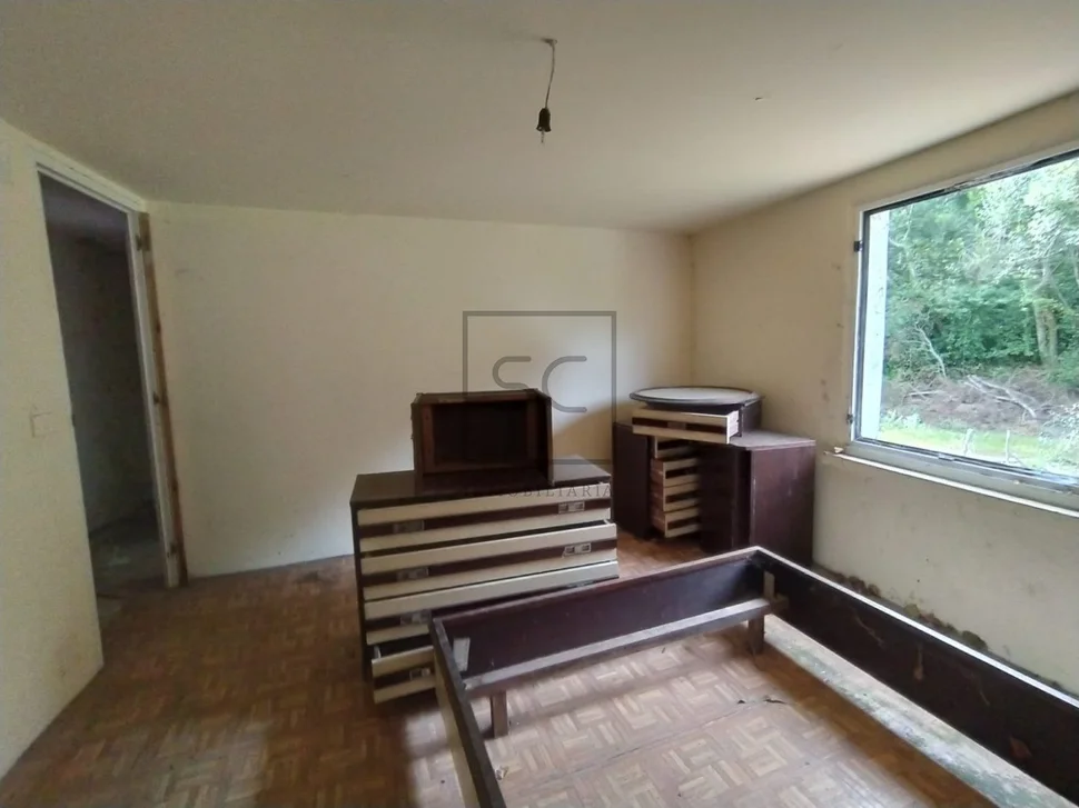 Casa con terreno cerrado en doble altura en neda, neda