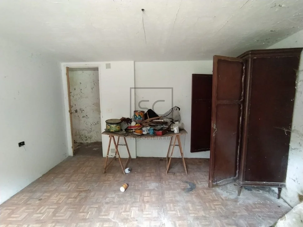 Casa con terreno cerrado en doble altura en neda, neda