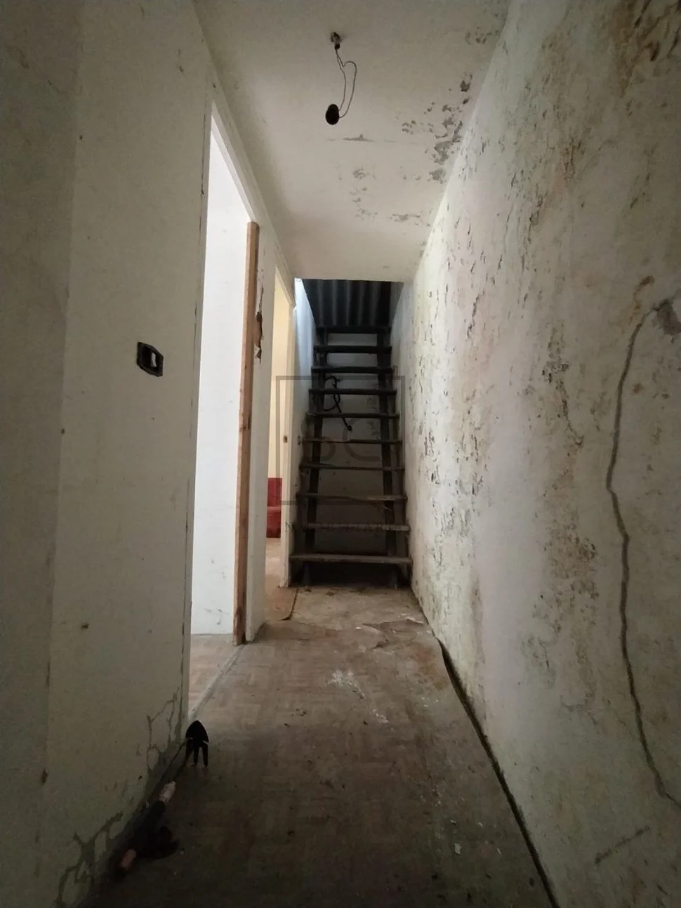 Casa con terreno cerrado en doble altura en neda, neda