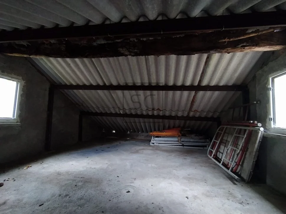 Casa con terreno cerrado en doble altura en neda, neda