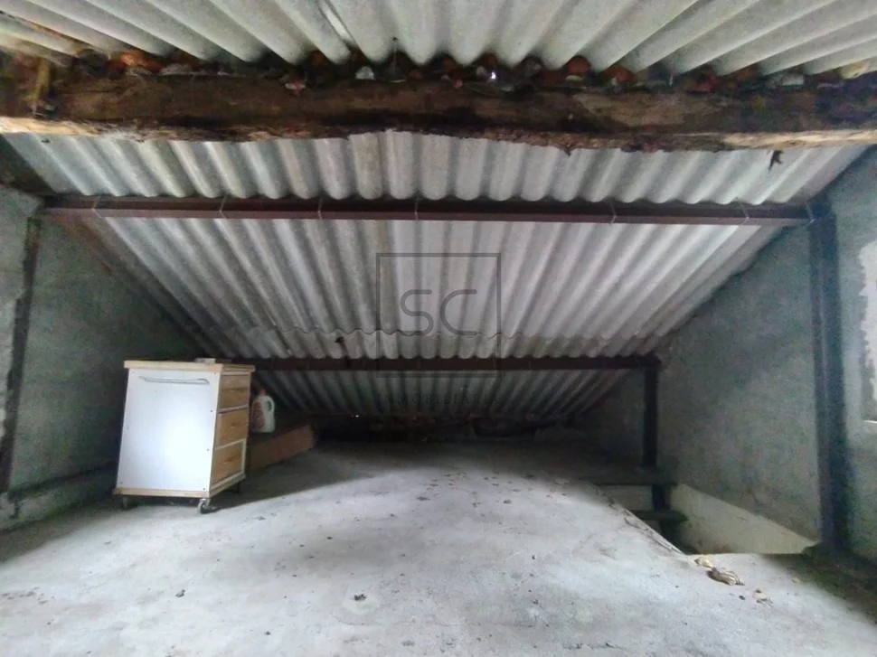 Casa con terreno cerrado en doble altura en neda, neda