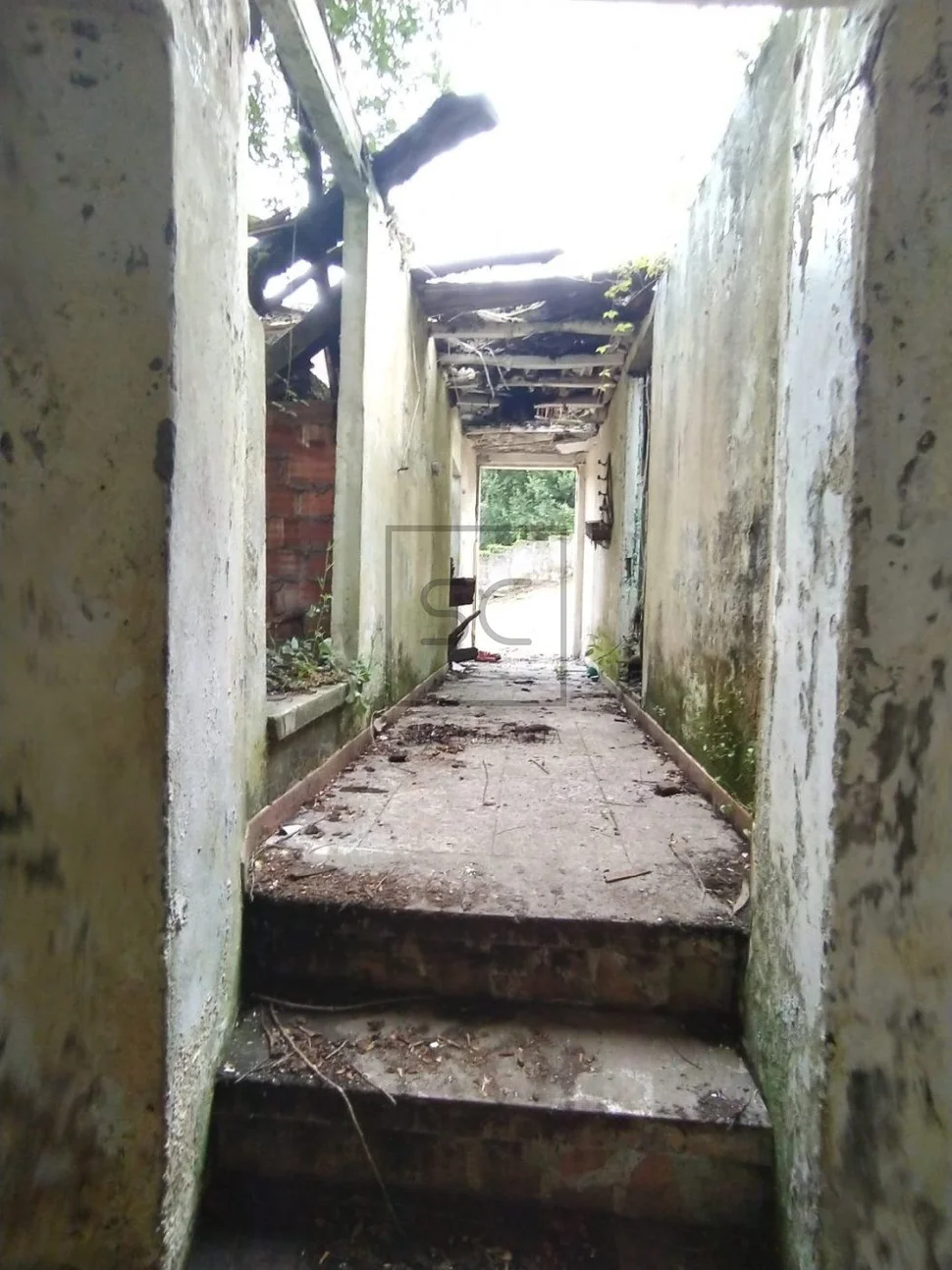 Casa con terreno cerrado en doble altura en neda, neda