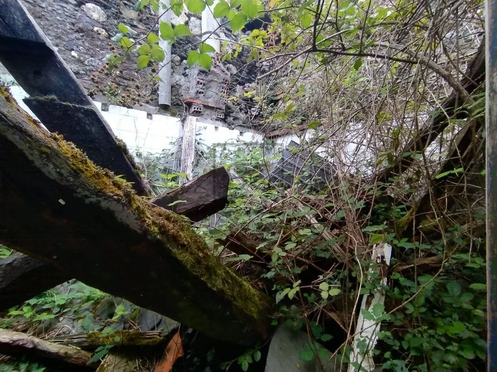 Casa con terreno cerrado en doble altura en neda, neda