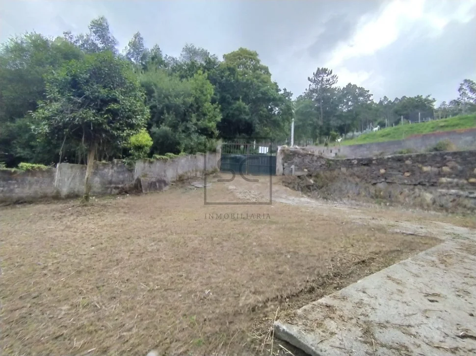 Casa con terreno cerrado en doble altura en neda, neda