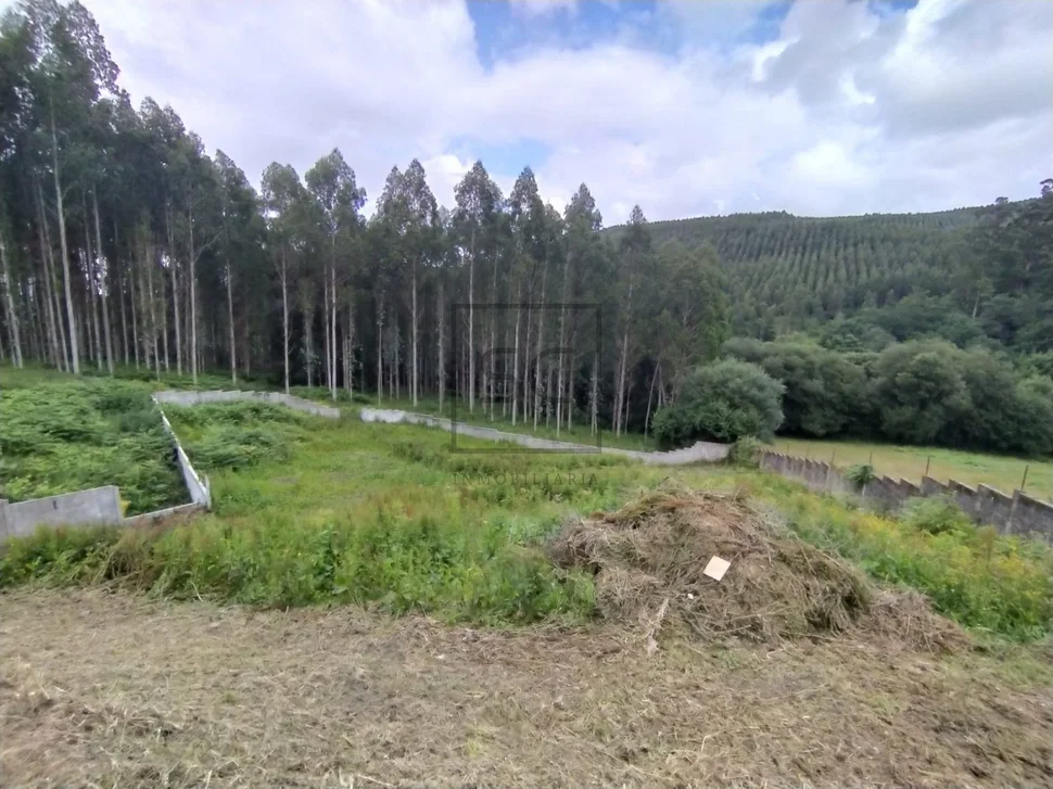 Casa con terreno cerrado en doble altura en neda, neda