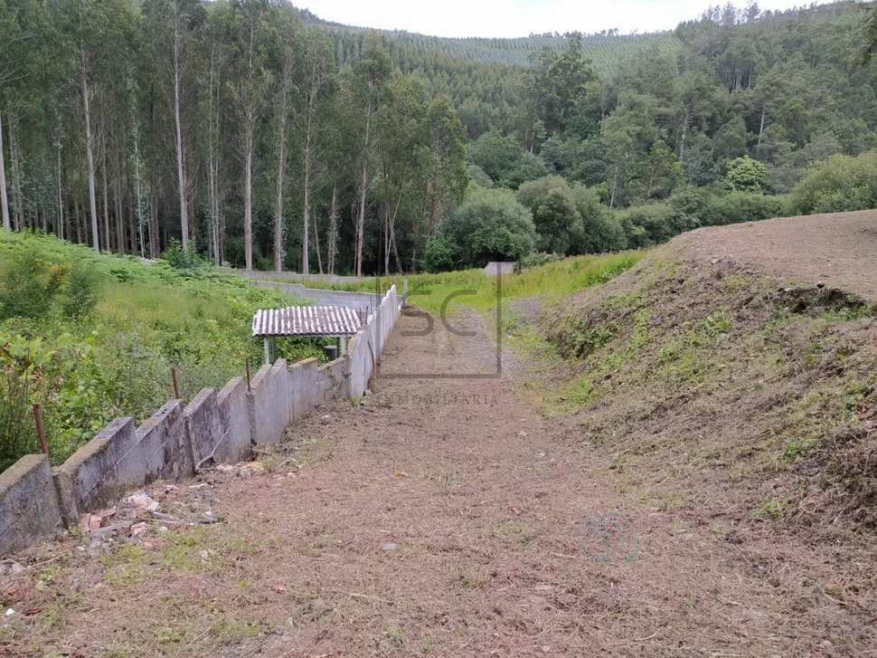 Casa con terreno cerrado en doble altura en neda, neda